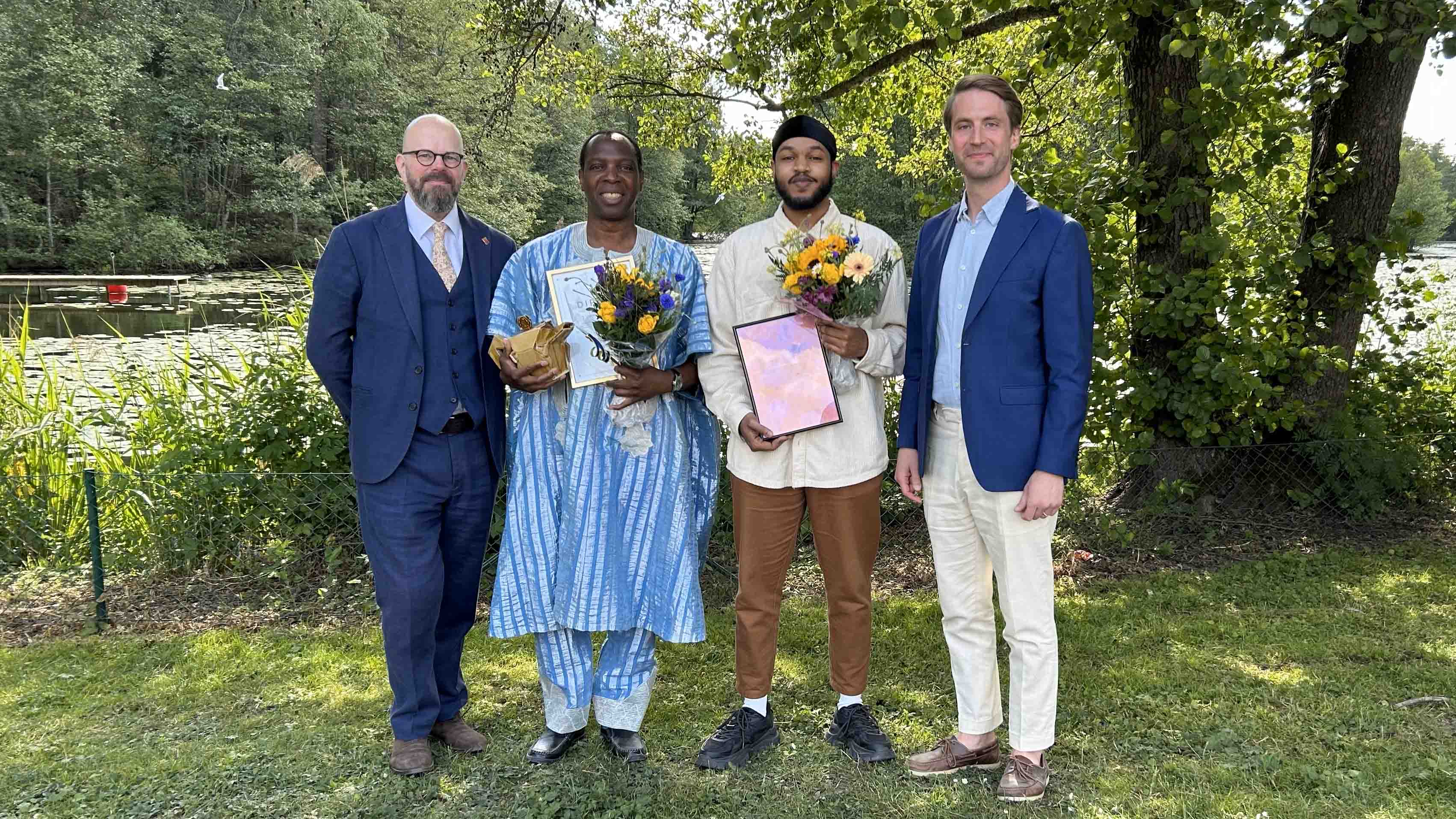 Från vänster: Peter Schilling (S), Årets sundbybergare Oyewole Odunlami, konstnär Yusuf Ali Mukthar och Axel Conradi (M)